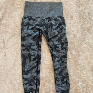 Women’s NVGTN Seamless Contour Leggings xsmall camo- charcoal stretchy sporty
